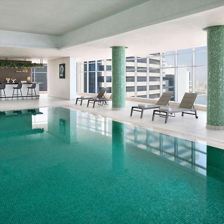 فندق Element By Westin West Bay الدوحة المظهر الخارجي الصورة The swimming pool at the hotel