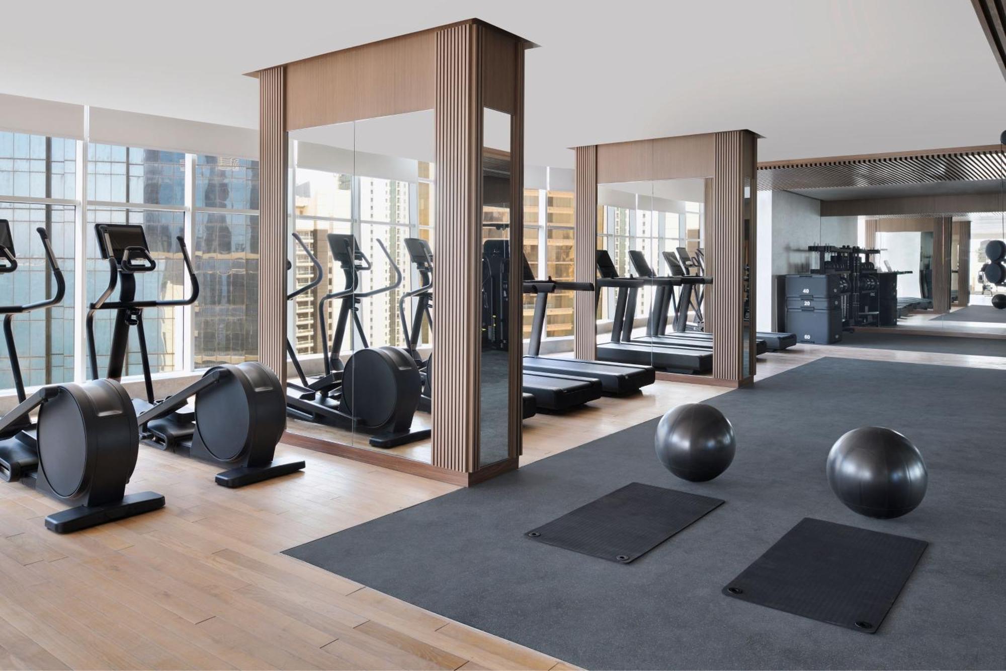 فندق Element By Westin West Bay الدوحة المظهر الخارجي الصورة The gym at The Hari
