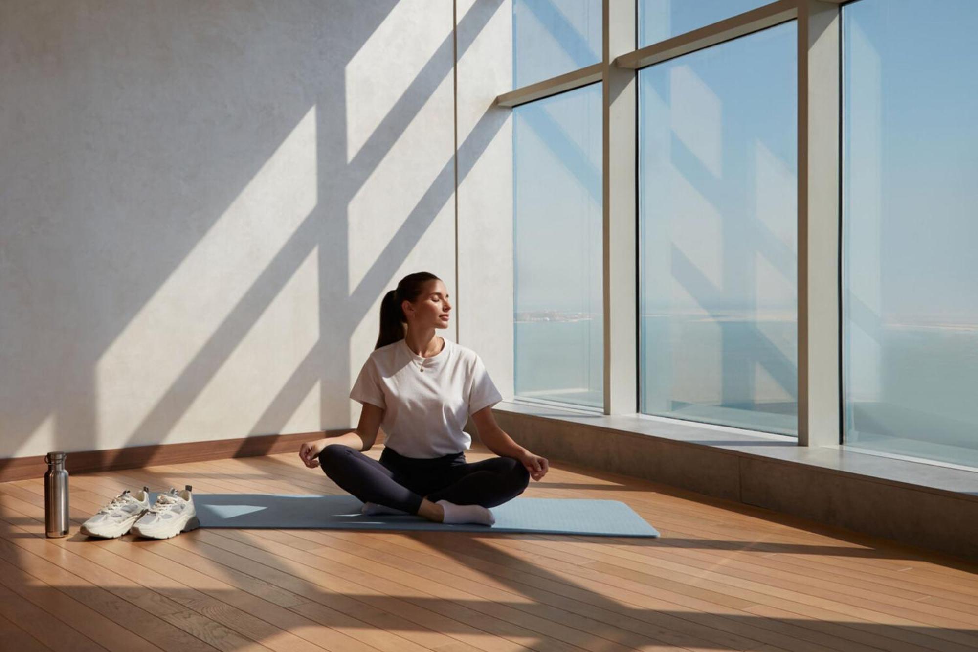 فندق Element By Westin West Bay الدوحة المظهر الخارجي الصورة A woman meditating