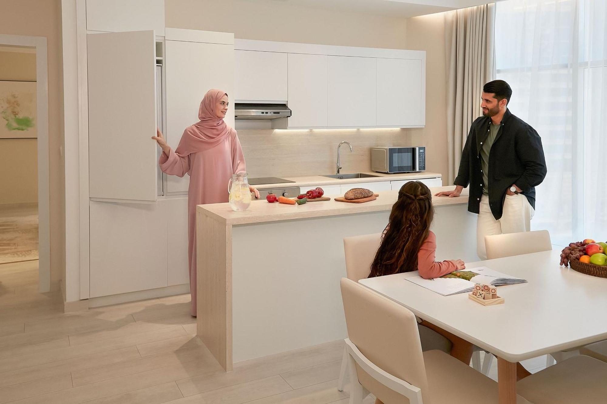 فندق Element By Westin West Bay الدوحة المظهر الخارجي الصورة A family in a kitchen
