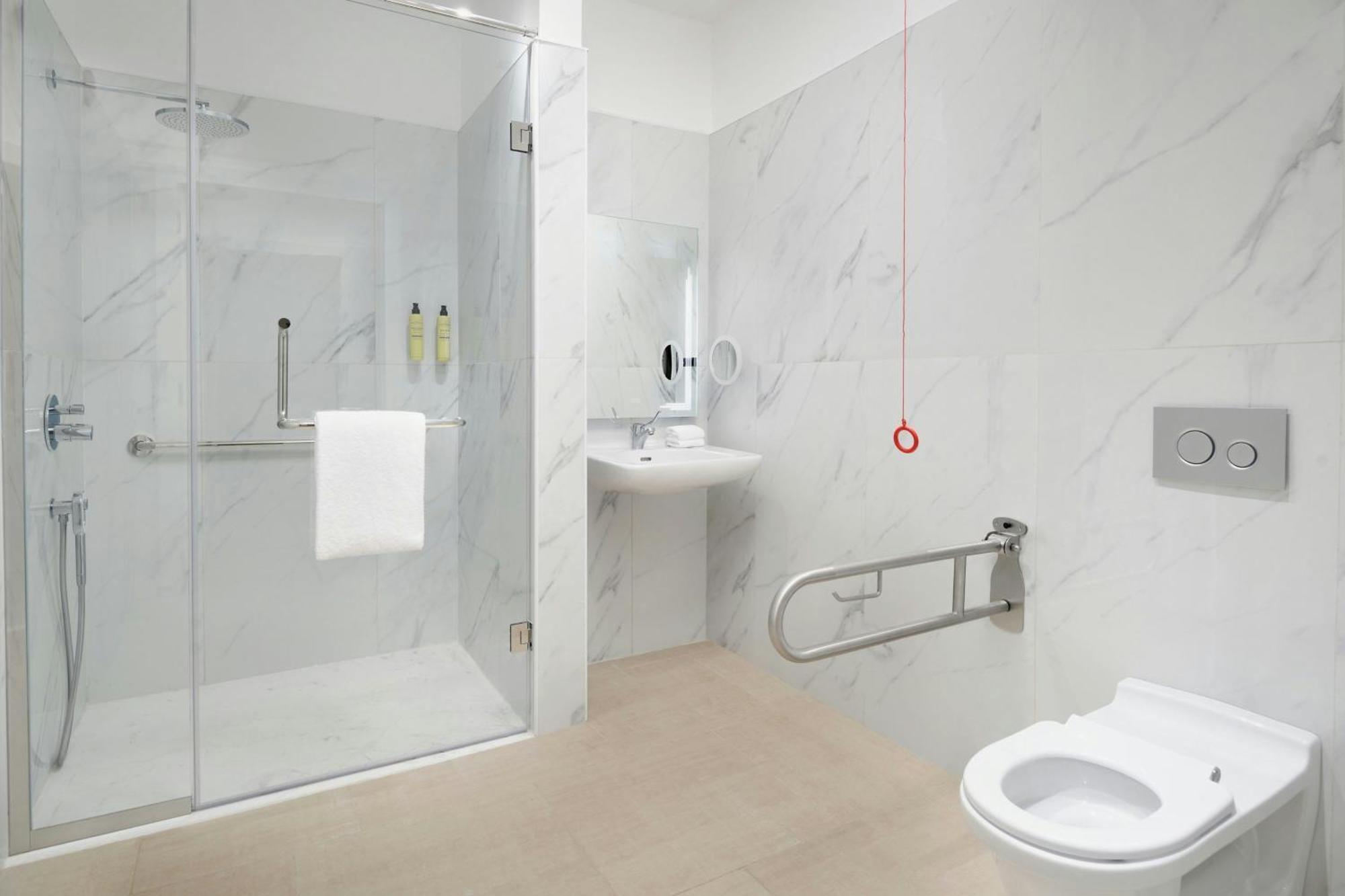 فندق Element By Westin West Bay الدوحة المظهر الخارجي الصورة A wet room